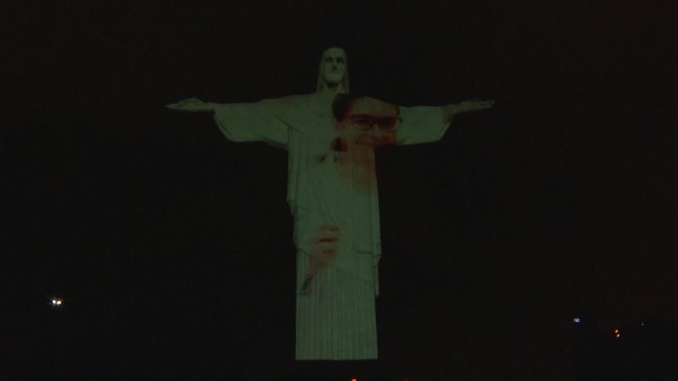 Coronavirus: Christ the Redeemer lights up for health workers