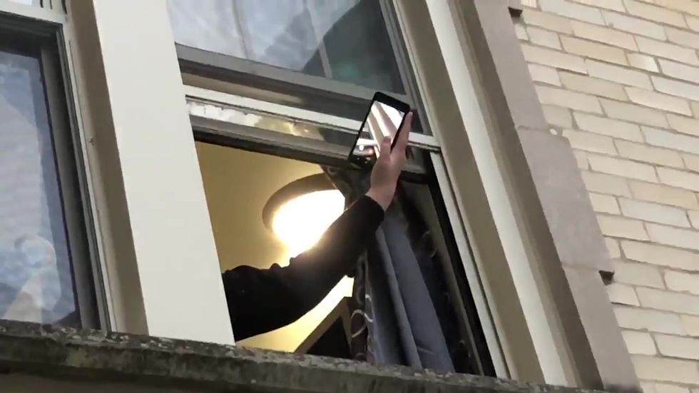 Chicago residents sing Bon Jovi together during confinement