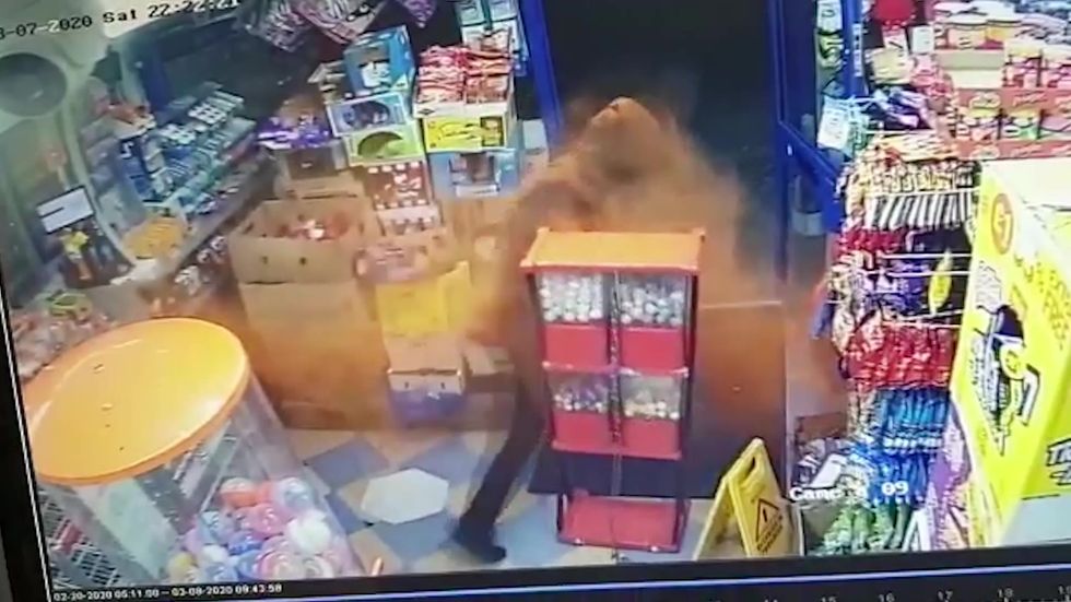 Hero shopkeeper sends knife-wielding robber running after throwing chilli powder in his face