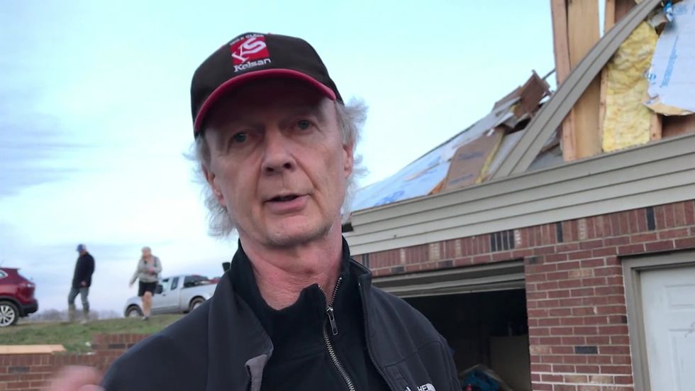 Mobile phone alerts help Tennessee couple escape to basement