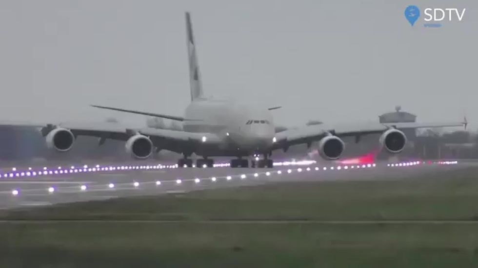 Etihad A380's crosswind landing at London Heathrow during Storm Dennis