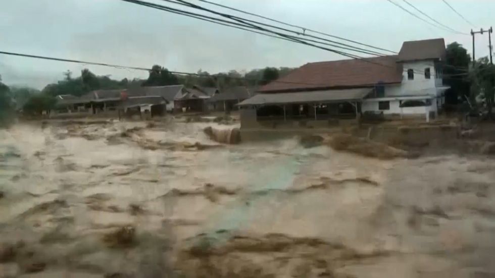 Indonesia floods:  21 dead and 30,000 homeless