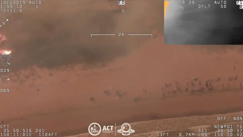 Australia wildfires: Crowds flee to beach to take shelter