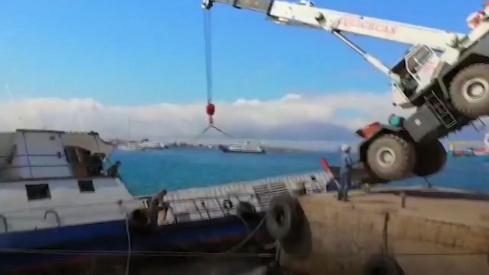 Barge carrying 600 gallons of diesel sinks in Galapagos