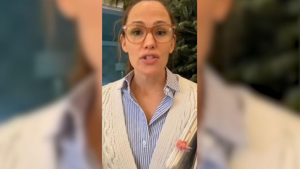 Jennifer Garner receives huge Christmas tree by accident