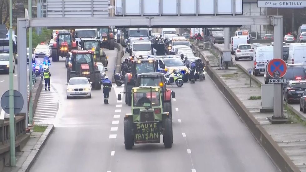 Tractors block Paris streets in farmers' protest