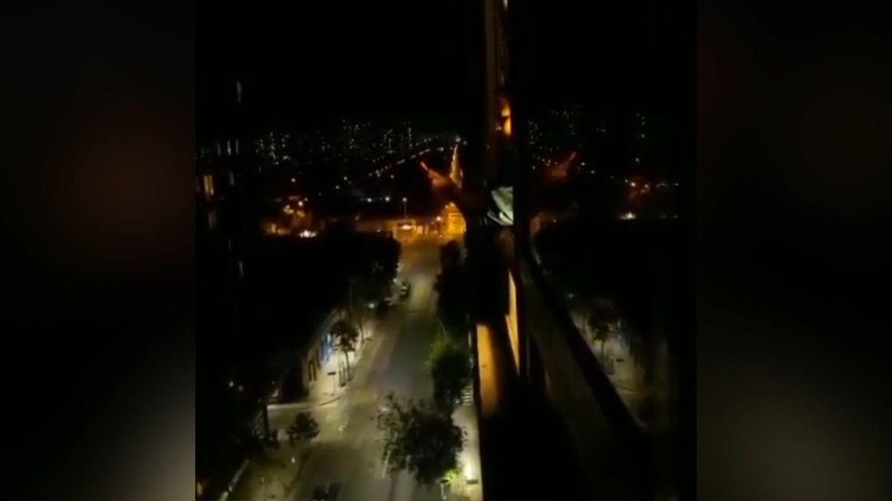 Chilean woman applauded by neighbours after breaking cerfew to sing opera song
