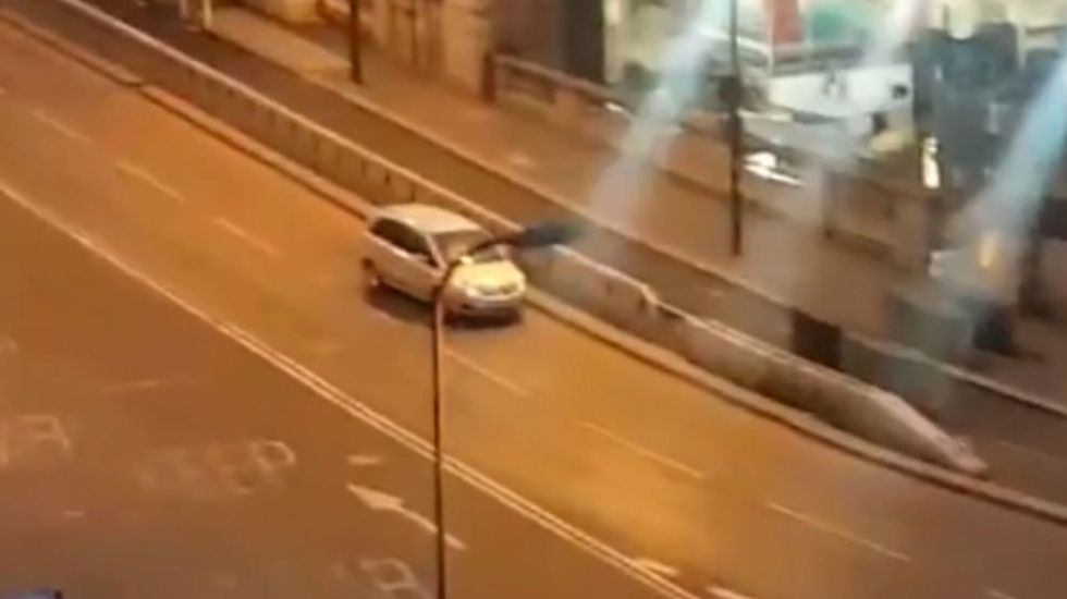 Abandoned car on Vauxhall Bridge leads to large police callout