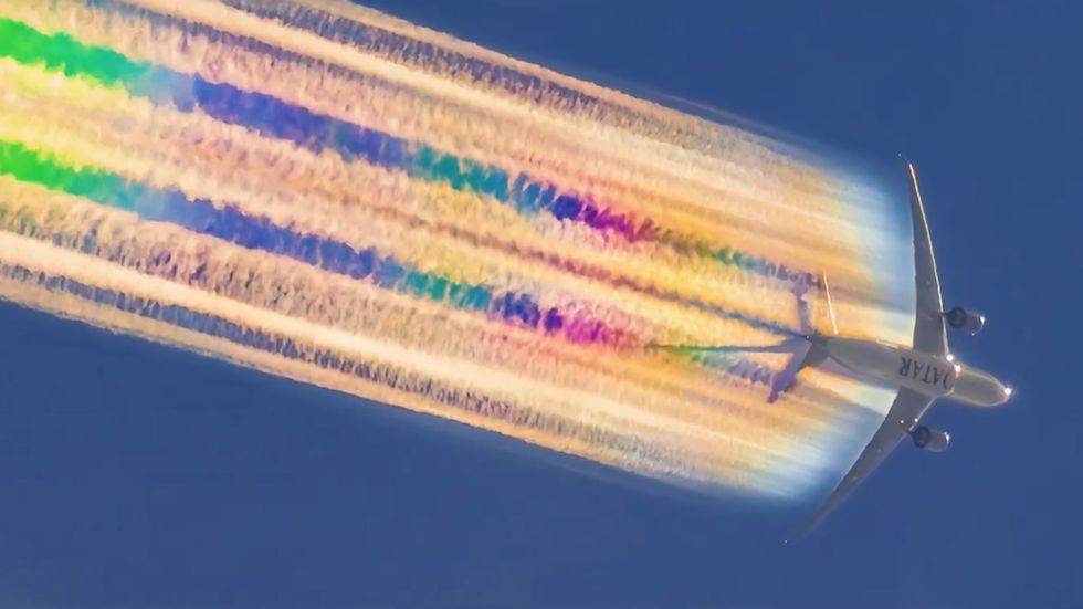 Qatar Airways plane leaves spectacular rainbow contrail en route to Auckland