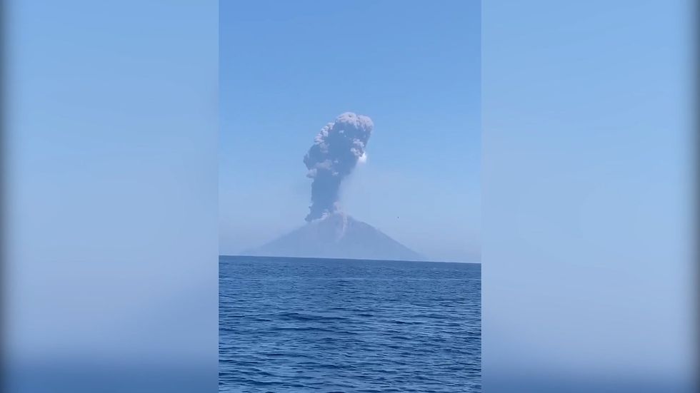 Tourists witness Stromboli volcano eruption as river of lava seeps into sea 