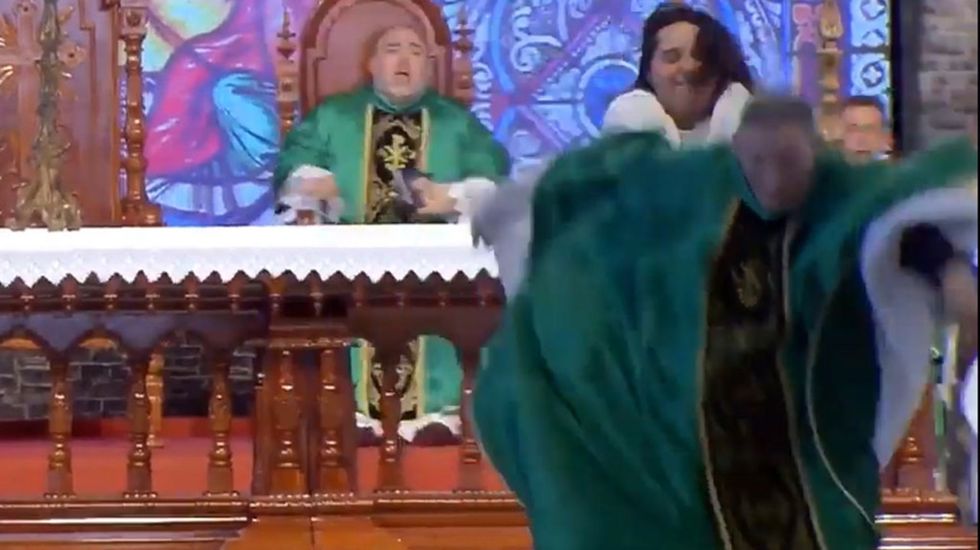 Priest Marcelo Rossi pushed off stage by woman in Brazil