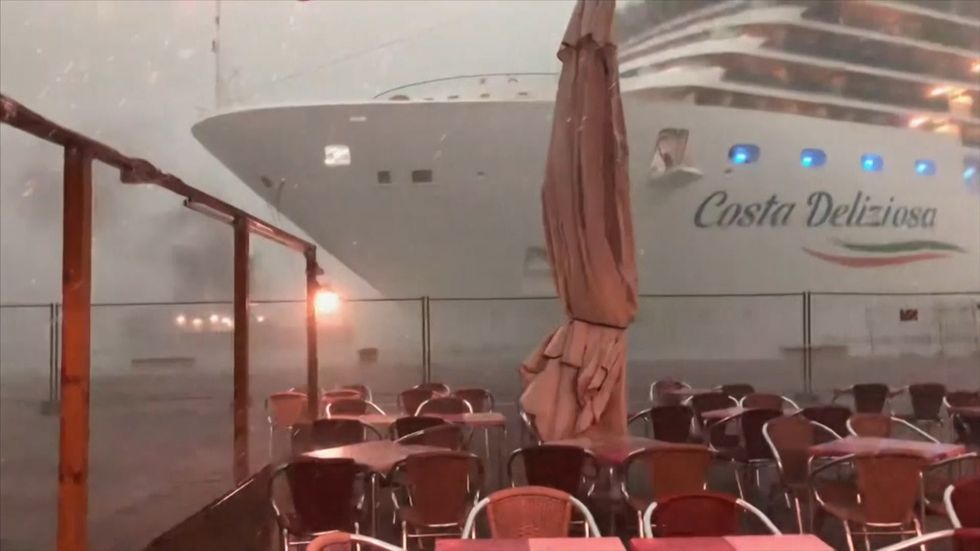 Ship narrowly avoids near collision in Venice lagoon