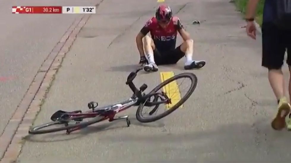 Footage shows Geraint Thomas on ground following Tour de Suisse crash