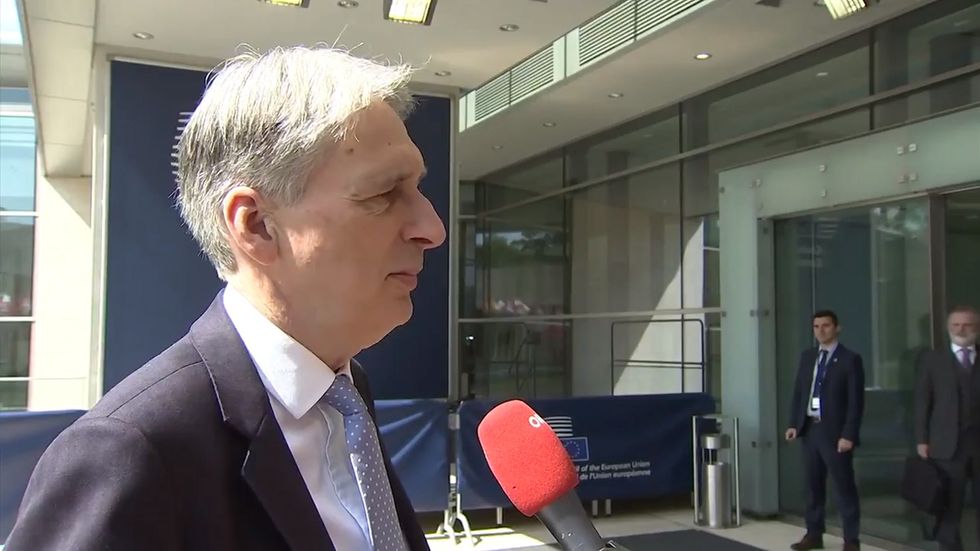 Hammond urges Tory leadership candidates to pay Brexit divorce bill