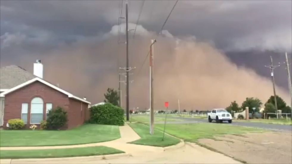 Wall of dirt engulfs Texas town of Lubbock