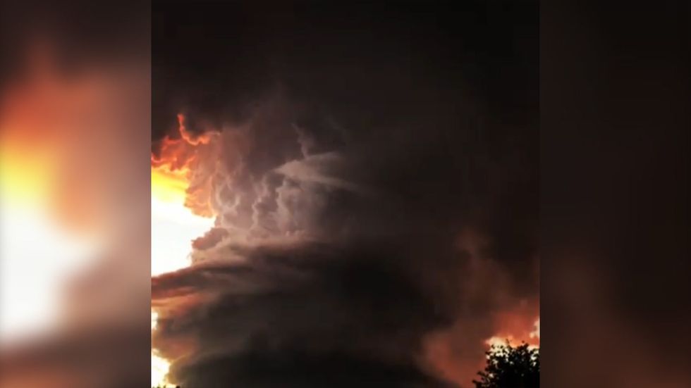 Gigantic thunder cloud looms ominously over California