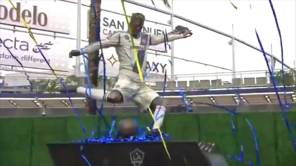LA Galaxy unveil statue of David Beckham in Legends Plaza