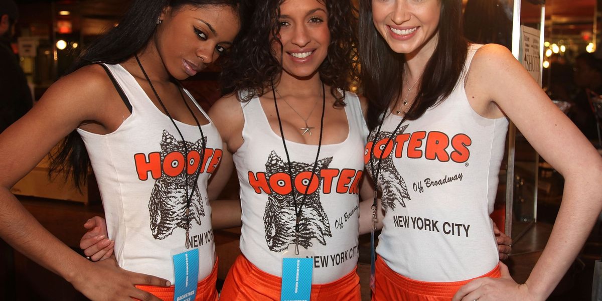 Hooters waitress reveals the worst comments she keeps hearing from