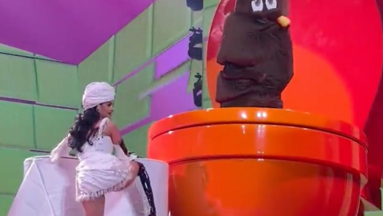 Katy Perry’s new concert features a giant toilet and singing poo