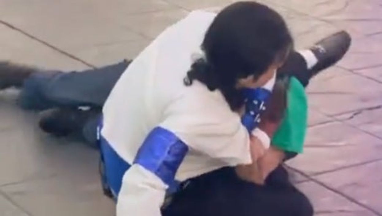 Michael Jackson impersonator gets involved in street fight and uses MMA holds to win