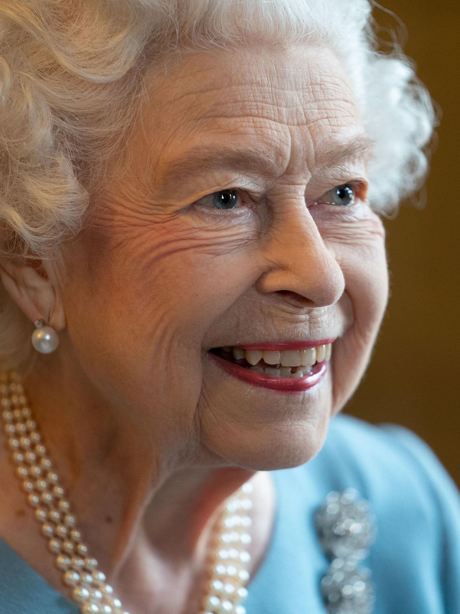 Queen receives well wishes after positive Covid test