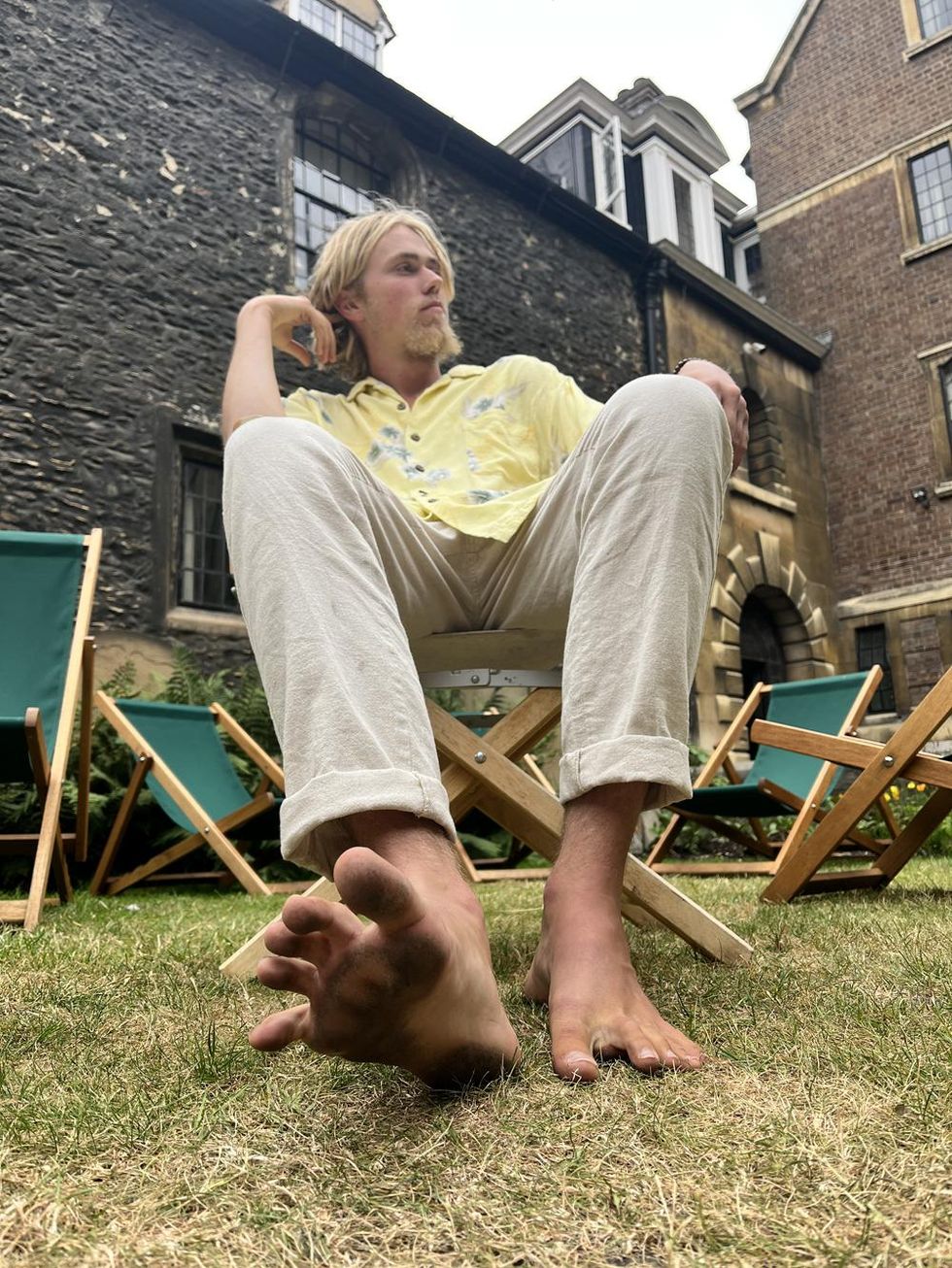 Man who doesn't wear shoes is hoping his grubby feet will make him a