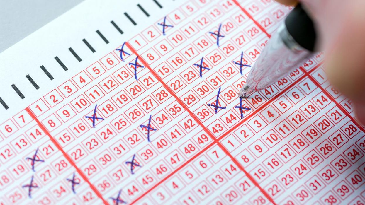 Aunt who paid for nephew’s winning lottery ticket demands he hand over the winnings but people disagree