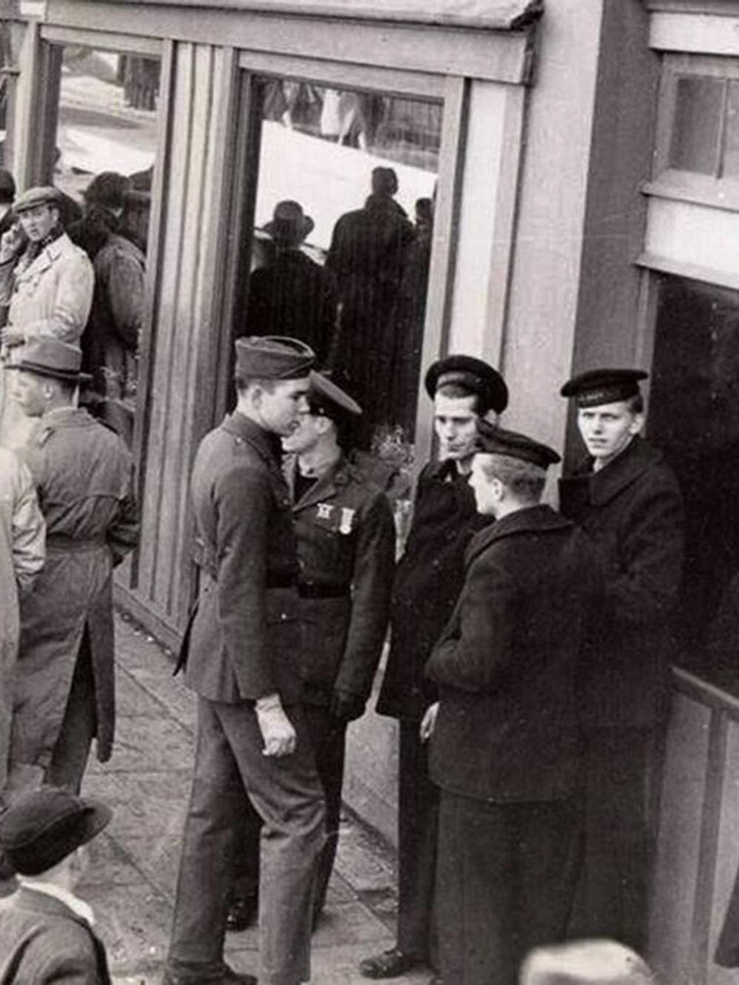 Man seen using 'mobile phone' in WWII photo