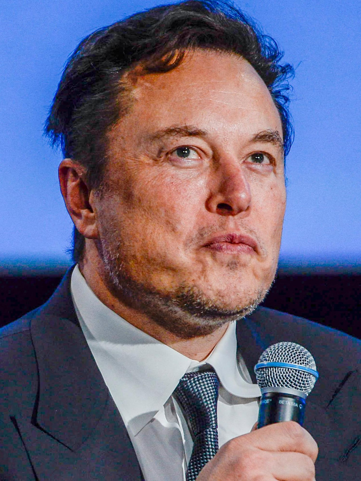 Elon Musk slams booing hecklers as 'unhinged'