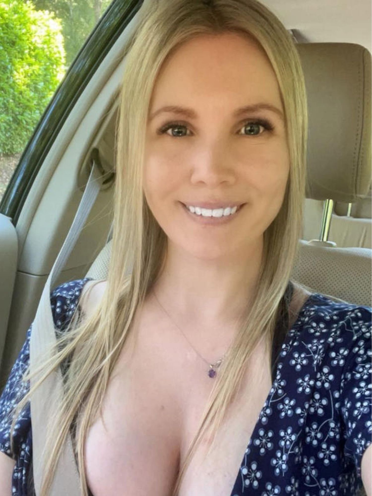 Mum rakes in the cash on the school run by sexting and sending sexy snaps