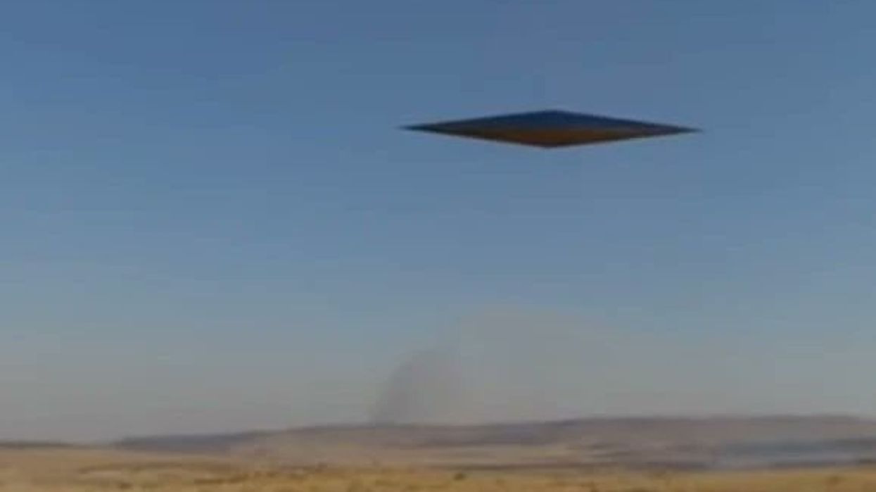 Mysterious arrow-shaped UFO spotted rotating in air leaves experts 'concerned'