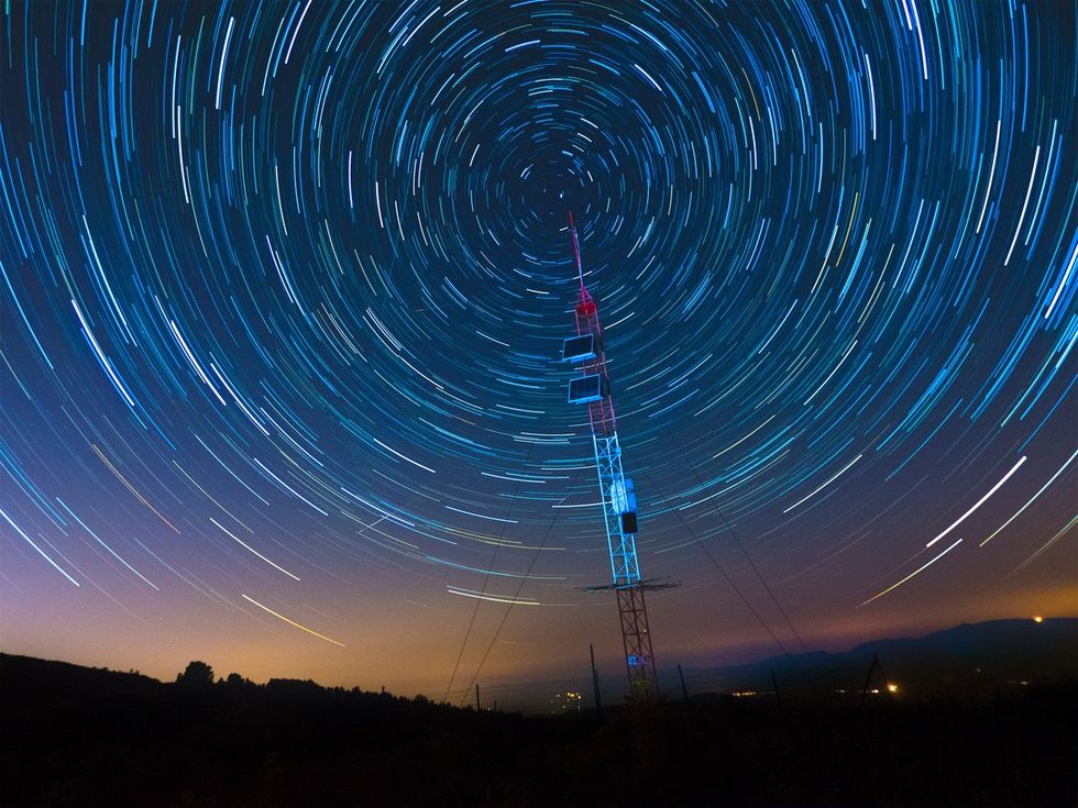 Gli astronomi hanno appena scoperto un segnale radio vecchio di 8 miliardi di anni