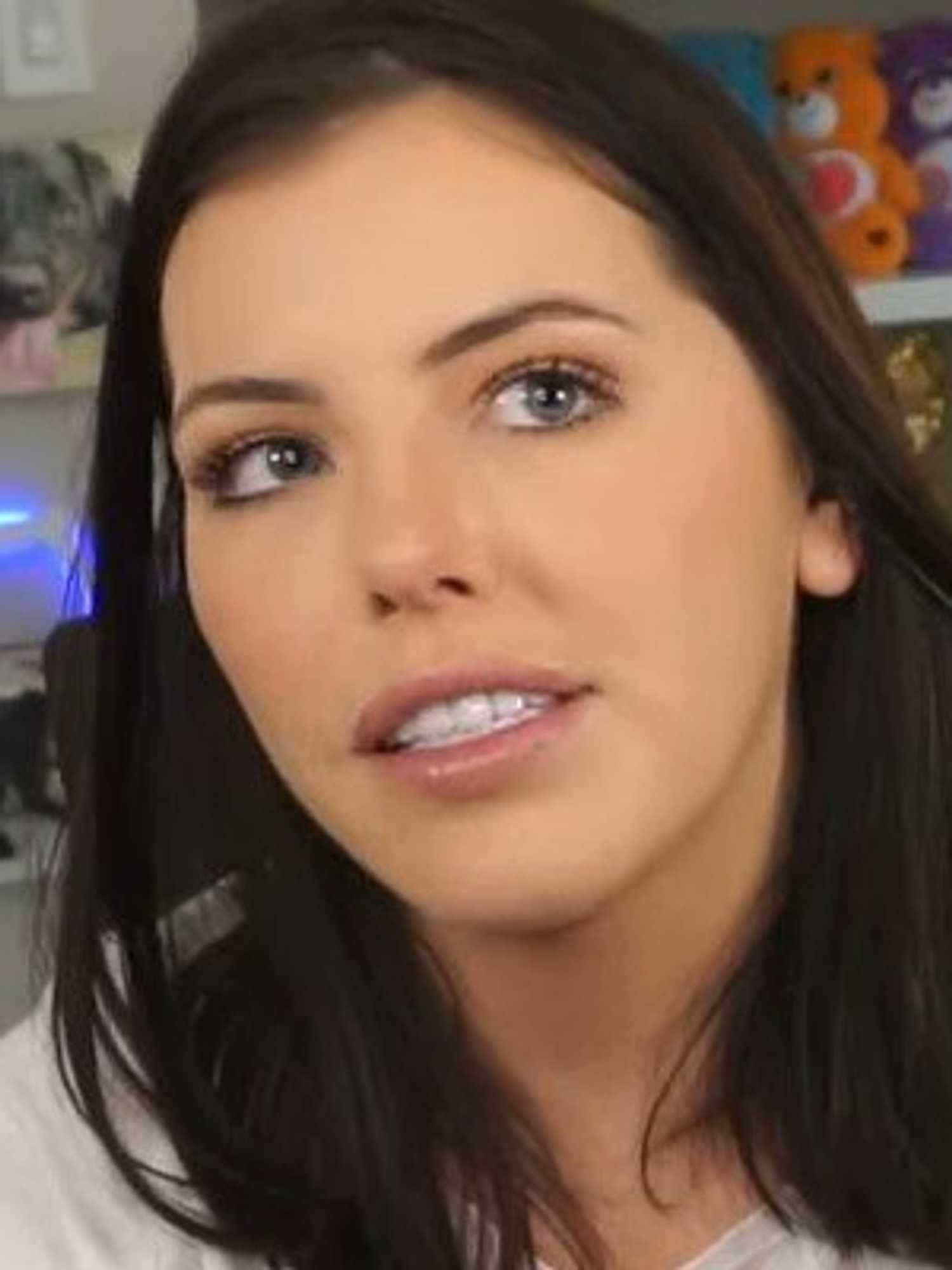 Adriana Chechik is making OnlyFans content again after breaking back