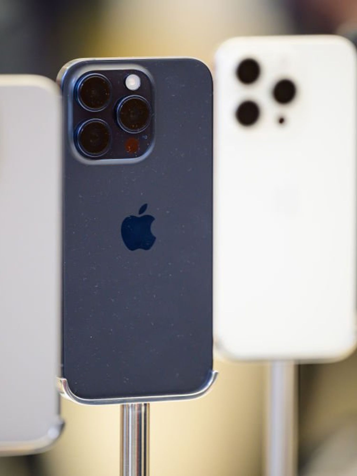 Apple will pay hacker $1 million if they successfully hack new AI system