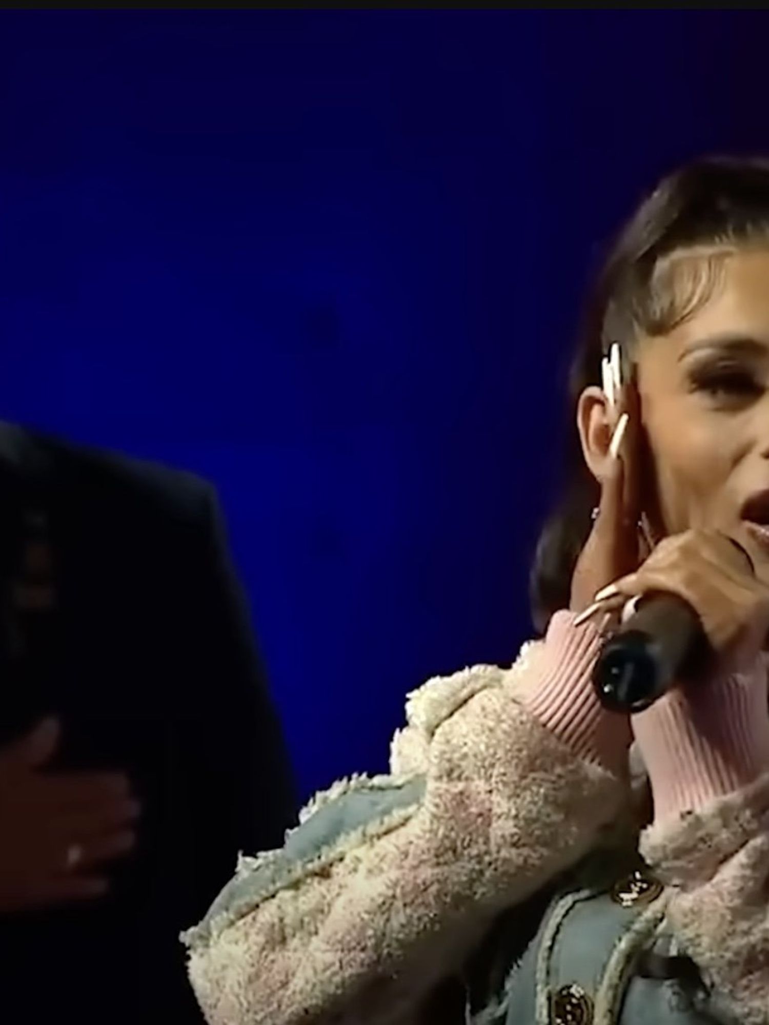 Singer Loomis issues apology after 'messing up' national anthem during live broadcast