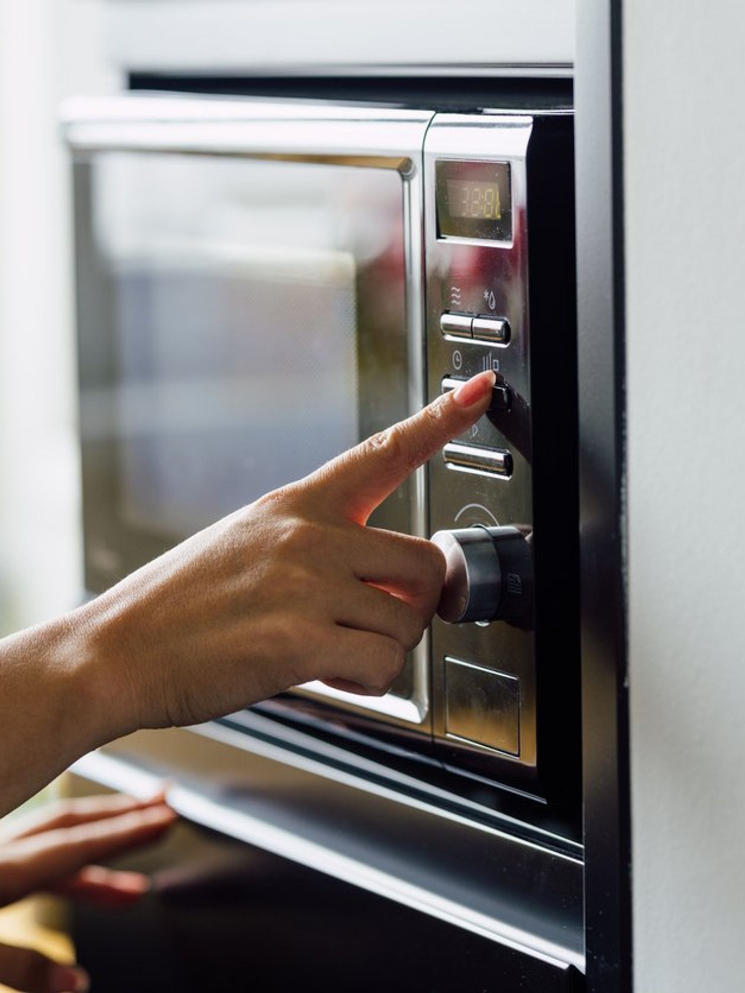 The foods you should never, ever microwave - according to a health expert