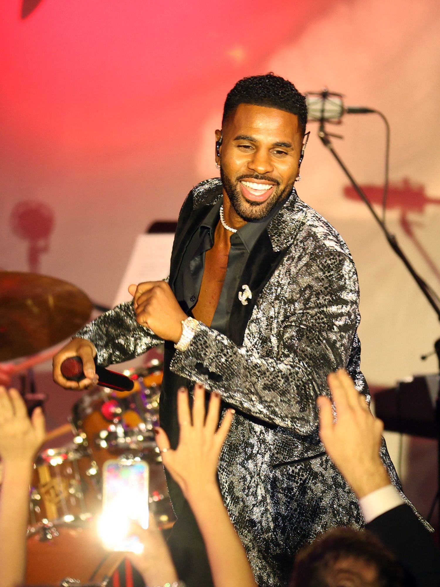 Did Jason Derulo really fall down the Met Gala steps?