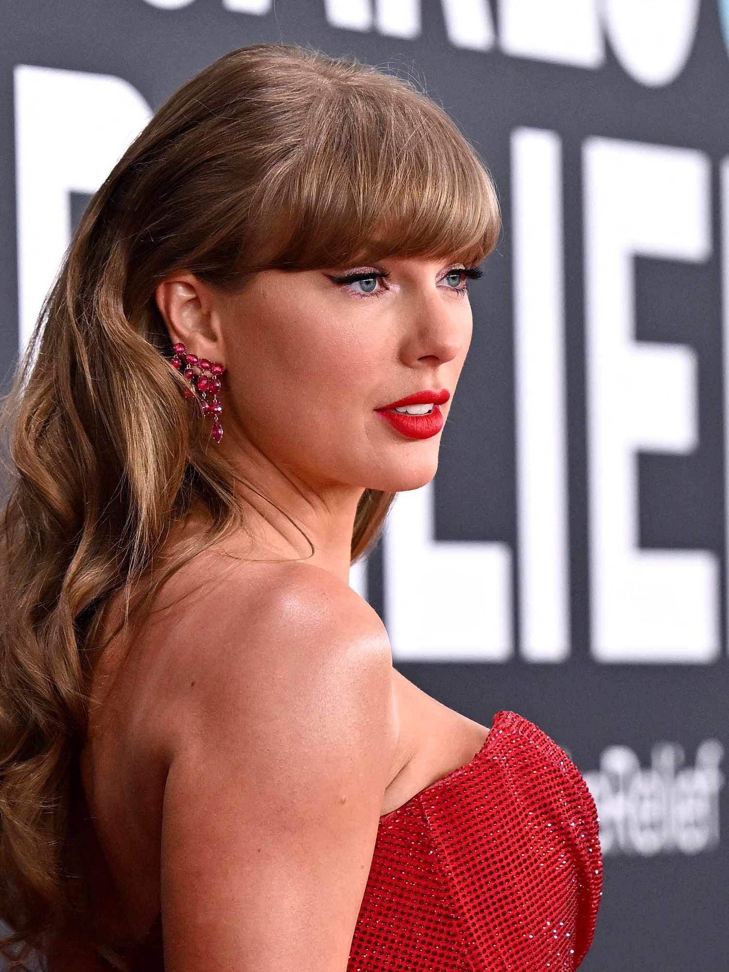 The Handmaid’s Tale episode debuts Taylor Swift's 'new' song - and fans are going wild