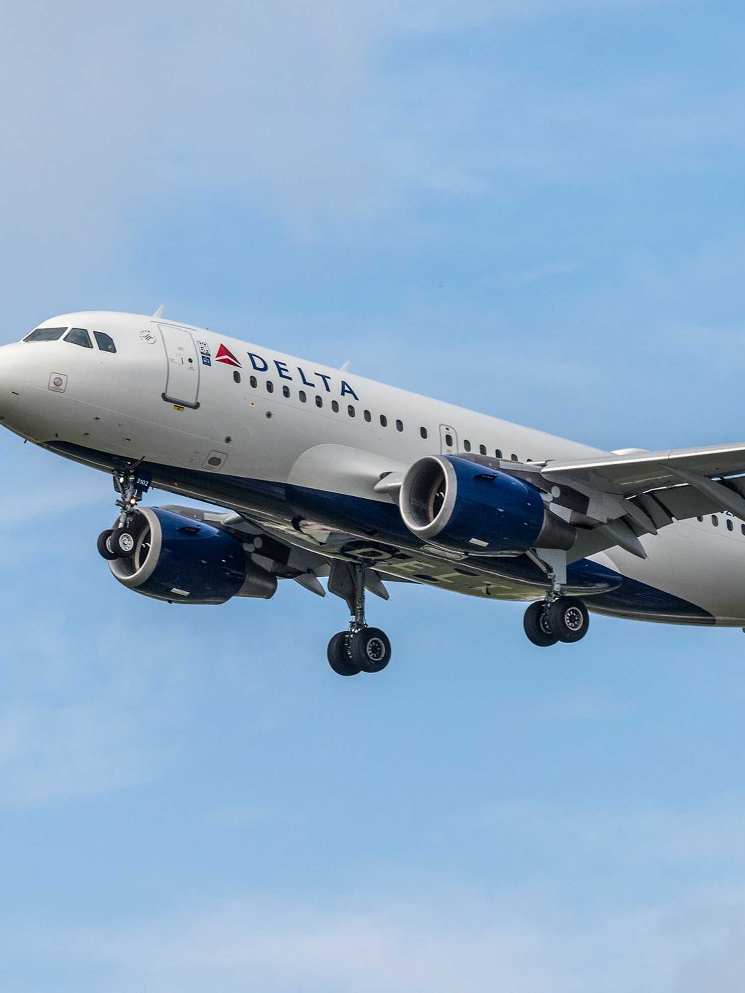 Pilot announces to passengers that he just avoided a disastrous collision mid-flight