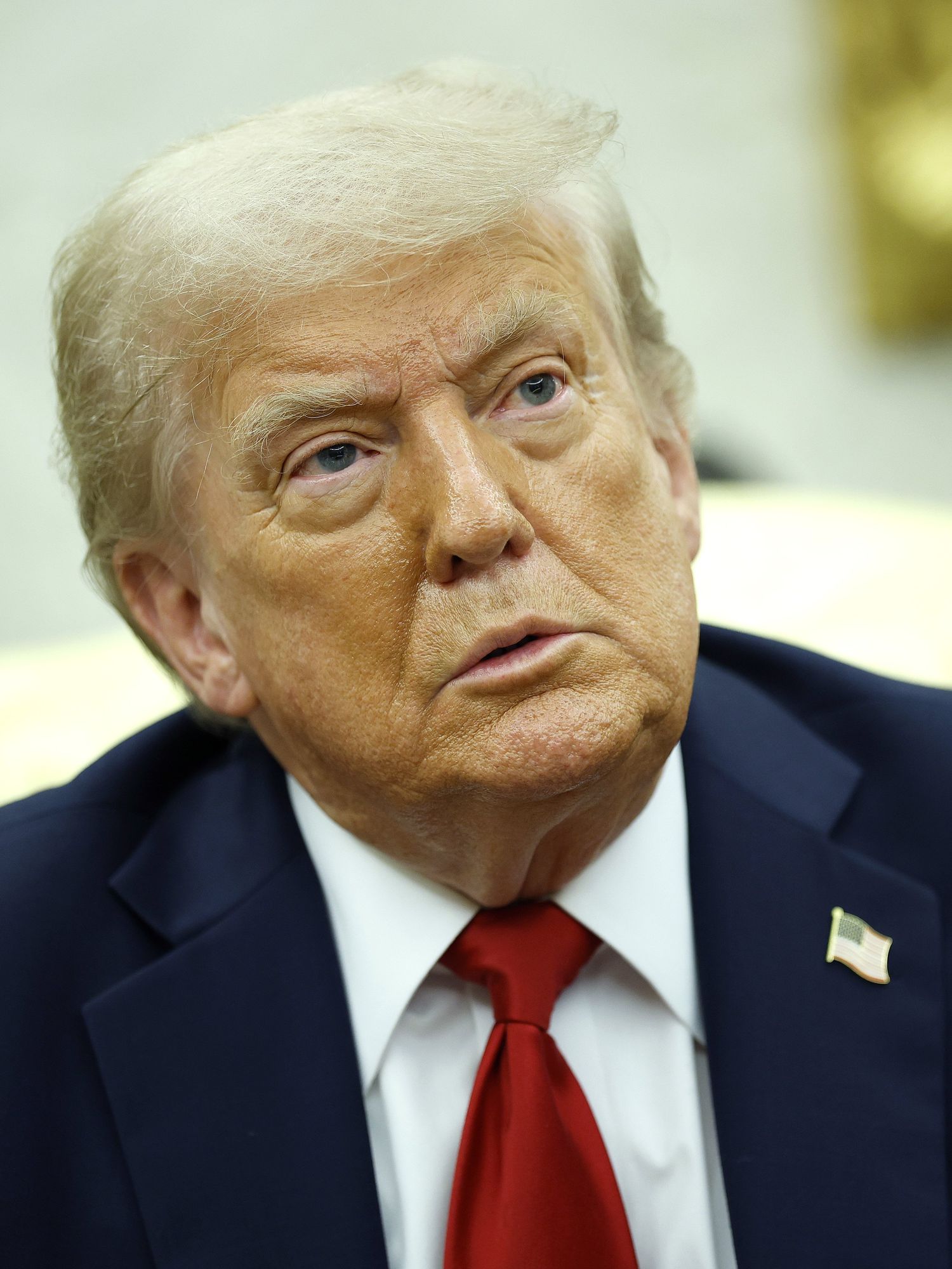 Trump praised for simply carrying his own coat – and everyone’s making the same point