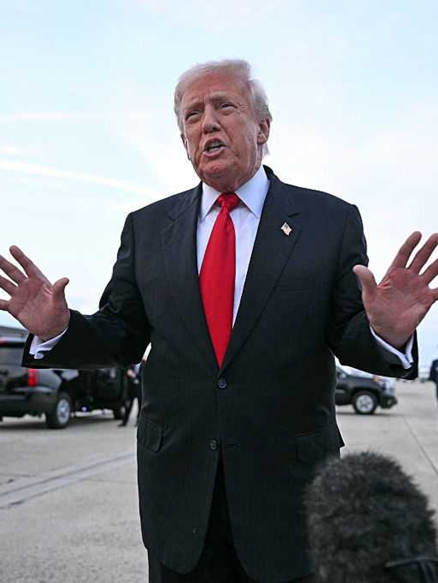 Donald Trump thinks they're 'close' to ending the shutdown as seven democrats turn the tide