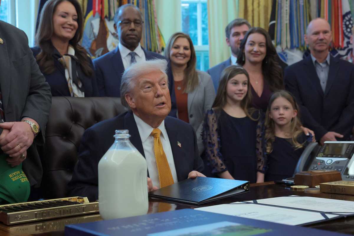 Donald Trump accused of 'snoozing on the job again' in the Oval Office