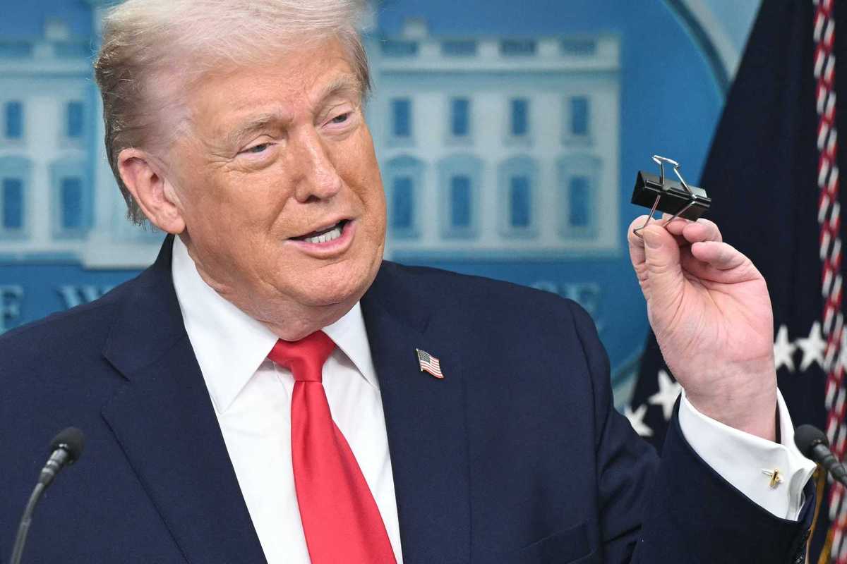 Donald Trump gives his weirdest brag yet - about a paper clip