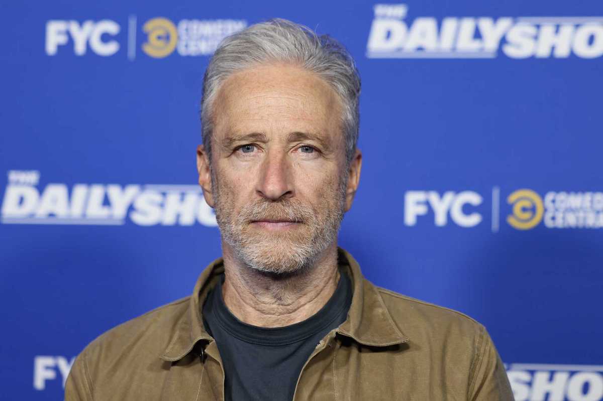 Jon Stewart accuses Trump administration of lying about shooting of Alex Pretti