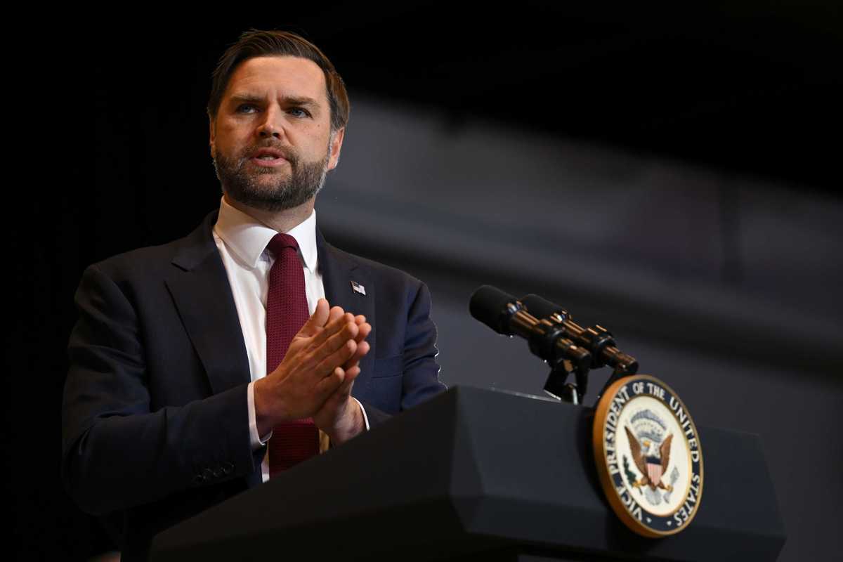 JD Vance tried to mock a veteran Democrat senator and it backfired spectacularly