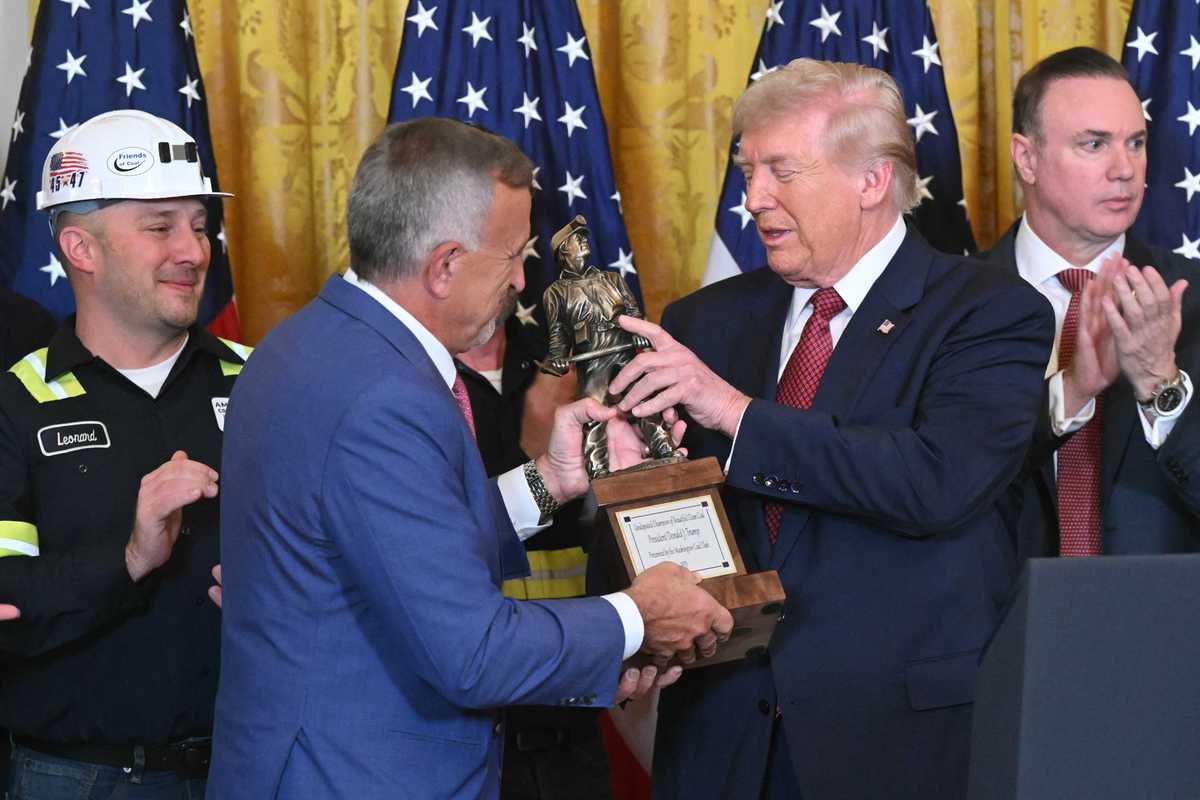 Donald Trump mercilessly mocked as he's given yet another bogus award