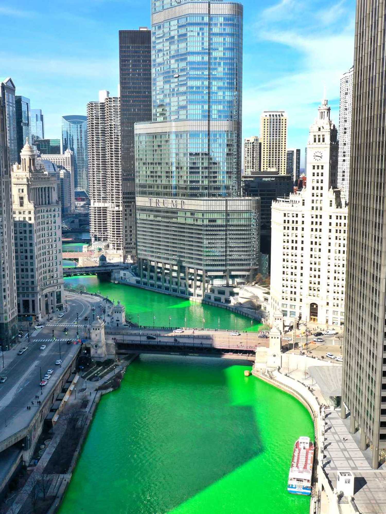 How is the Chicago River dyed green for St Patrick's Day?