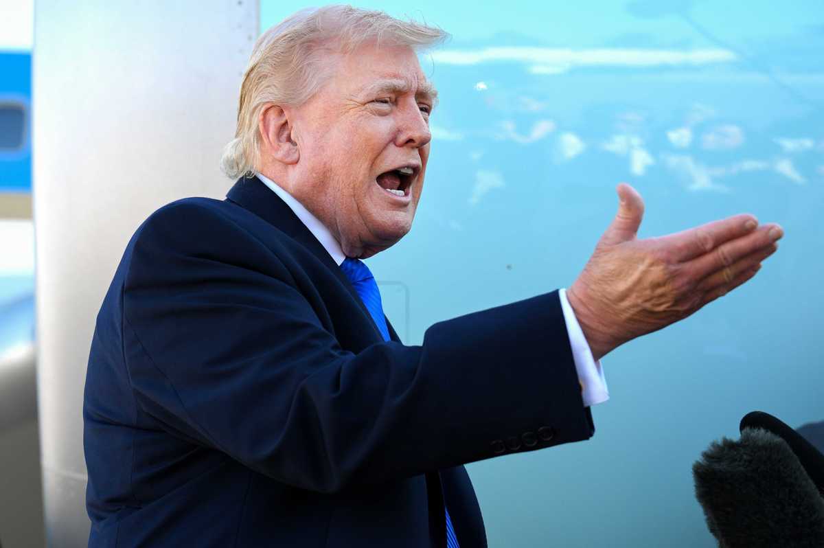 Resurfaced Trump tweet highlights hypocrisy as he golfs during political turmoil