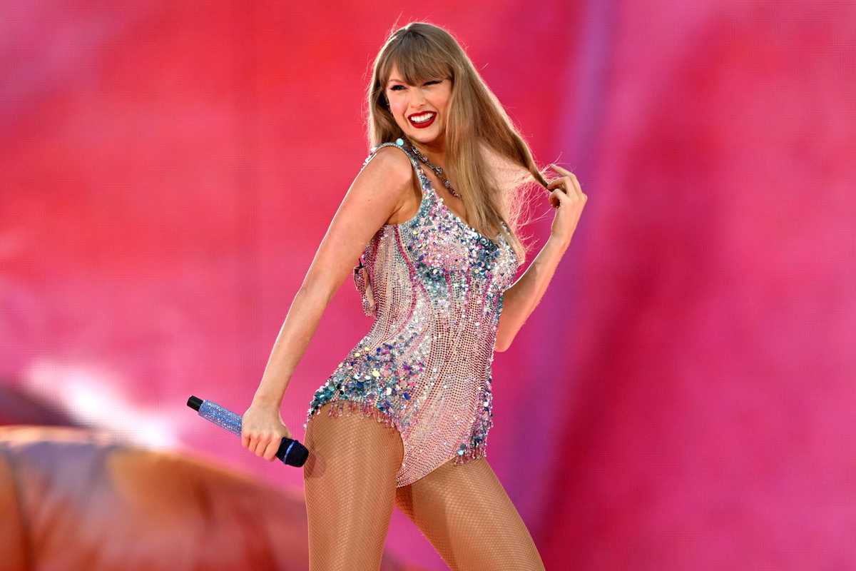 Taylor Swift sends fans into a frenzy with now-deleted mysterious countdown clock