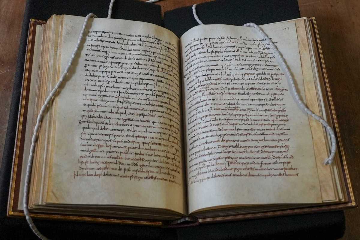 Oldest English poem discovered by Irish researchers in Roman library manuscript